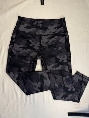 Lolë Black Gray Camo High Rise Leggings Women’s Large Activewear Yoga Capris